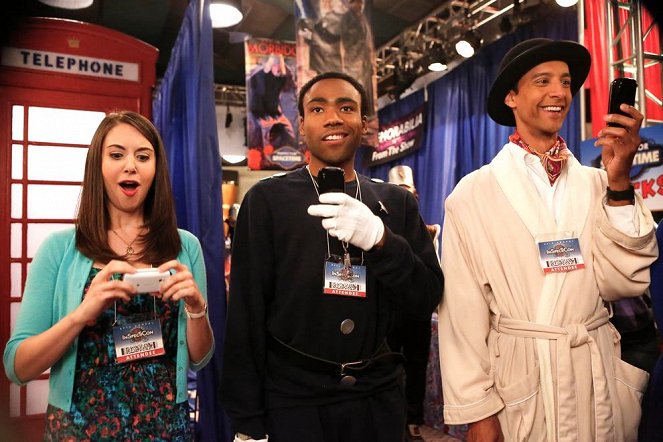 Community - Conventions of Space and Time - Photos - Alison Brie, Donald Glover, Danny Pudi
