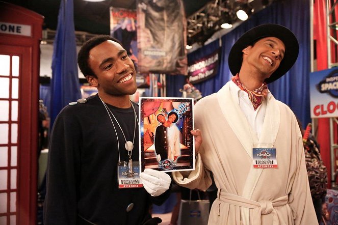 Community - Conventions of Space and Time - Photos - Donald Glover, Danny Pudi