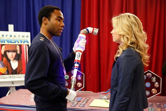 Community - Conventions of Space and Time - Photos - Donald Glover, Gillian Jacobs
