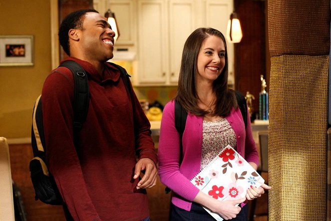 Community - Season 4 - Der letzte erste Collegetag - Filmfotos - Donald Glover, Alison Brie