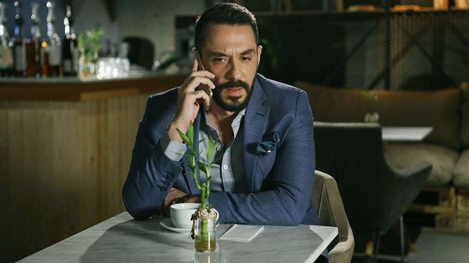 4N1K: İlk Aşk - Episode 1 - Photos - Emir Benderlioğlu