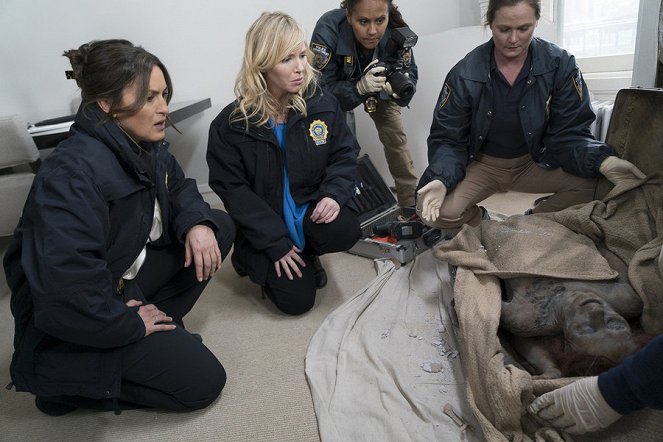 Law & Order: Special Victims Unit - Season 17 - Devil's Dissections - Photos - Mariska Hargitay, Kelli Giddish