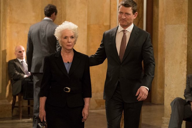 Law & Order: Special Victims Unit - Mama - Photos - Fionnula Flanagan, Philip Winchester