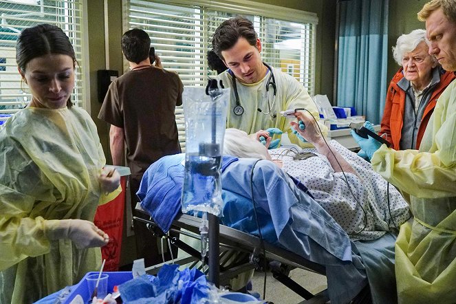 Grey's Anatomy - Season 13 - 'Till I Hear It from You - Photos - Caterina Scorsone, Giacomo Gianniotti, Hal Holbrook