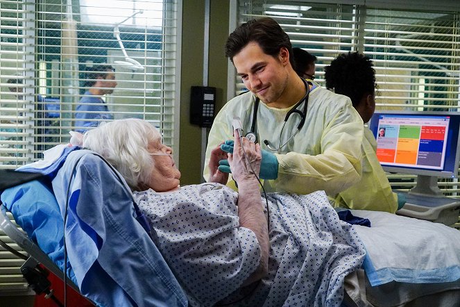 Grey's Anatomy - Season 13 - 'Till I Hear It from You - Photos - June Squibb, Giacomo Gianniotti