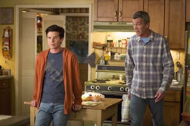 The Middle - A Heck of a Ride (2) - Photos - Charlie McDermott, Neil Flynn