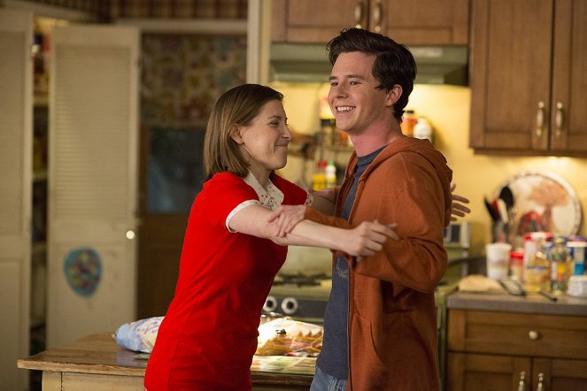 The Middle - A Heck of a Ride (2) - Photos - Eden Sher, Charlie McDermott