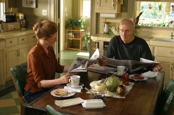Six Feet Under - Falling into Place - Photos - Frances Conroy, James Cromwell