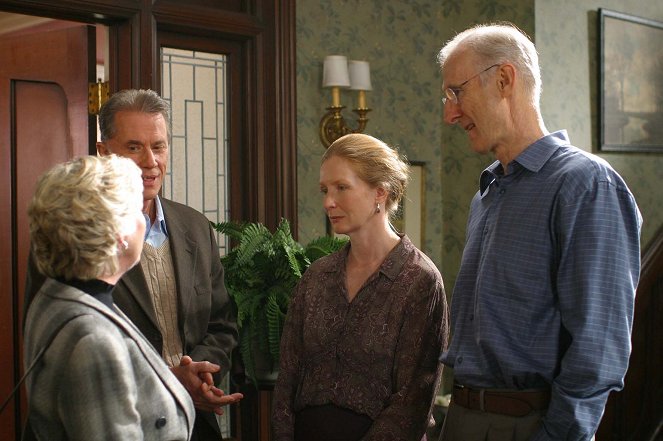 Six Feet Under - Season 4 - Falling into Place - Photos - Andrew Prine, Frances Conroy, James Cromwell