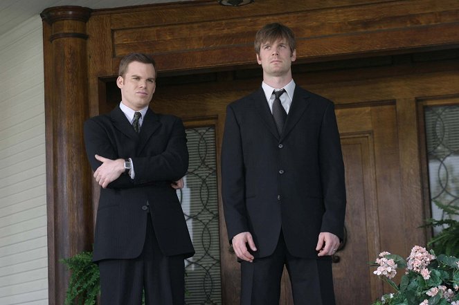 Six Feet Under - Falling into Place - Photos - Michael C. Hall, Peter Krause
