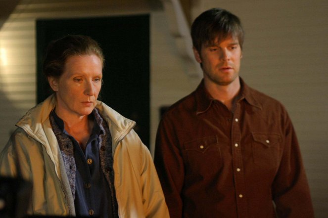 Six Feet Under - Parallel Play - Photos - Frances Conroy, Peter Krause