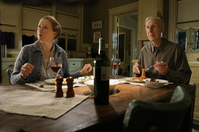 Six Feet Under - Gestorben wird immer - Season 4 - Alles Gute kommt von oben - Filmfotos - Frances Conroy, James Cromwell