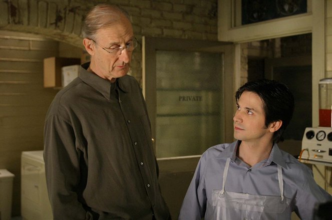 Six Feet Under - Season 4 - Can I Come Up Now? - Photos - James Cromwell, Freddy Rodríguez
