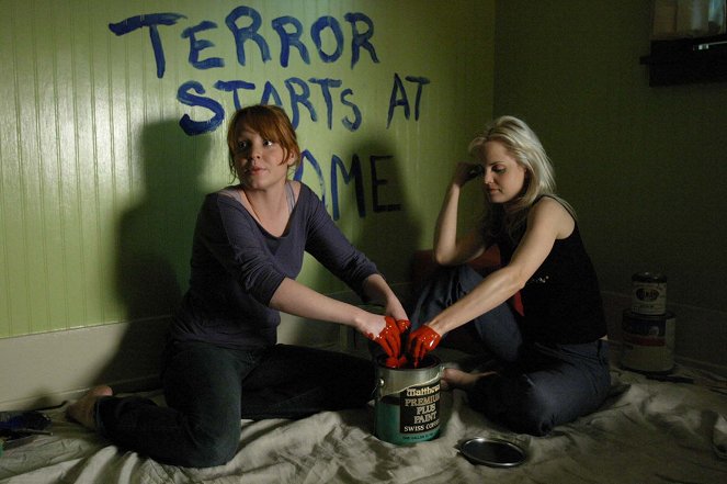 Six Feet Under - Season 4 - Terror Starts at Home - Photos - Lauren Ambrose, Mena Suvari