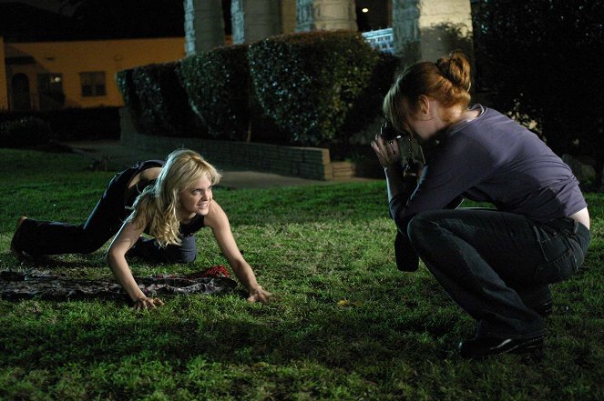 Six Feet Under - Gestorben wird immer - Season 4 - Häusliche Dramen - Filmfotos - Mena Suvari, Lauren Ambrose