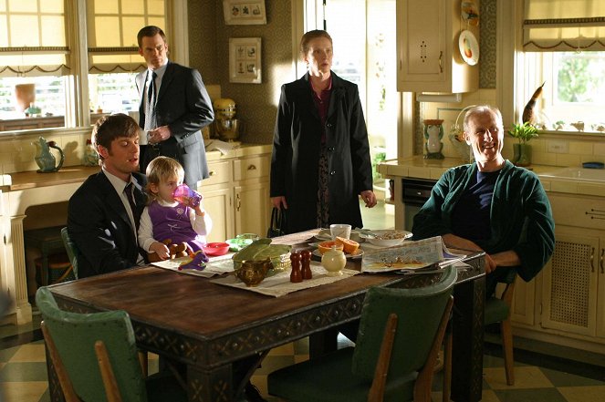 Six Feet Under - Season 4 - The Dare - Photos - Peter Krause, Michael C. Hall, Frances Conroy, James Cromwell