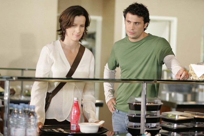 Six Feet Under - Season 4 - Bomb Shelter - Photos - Rachel Griffiths, Jeremy Sisto