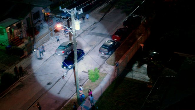 Graceland - Dog Catches Car - Do filme