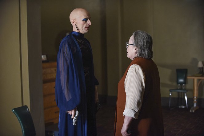 American Horror Story - Jeder gegen jeden - Filmfotos - Denis O'Hare, Kathy Bates