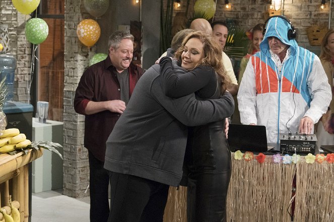 Kevin Can Wait - Forty Seven Candles - Photos - Leah Remini