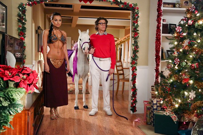The Neighbors - Season 2 - A Christmas Story - Photos - Christina Ochoa, Simon Templeman