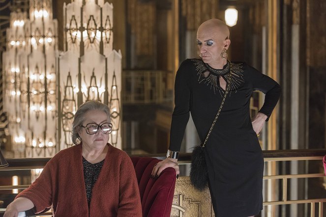 American Horror Story - Hotel - Be Our Guest - Photos - Kathy Bates, Denis O'Hare