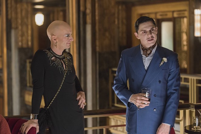 American Horror Story - Hotel - Be Our Guest - Photos - Denis O'Hare, Evan Peters