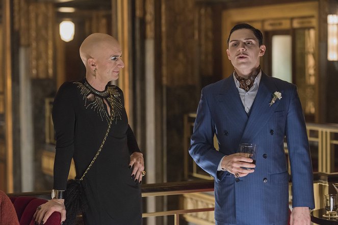 American Horror Story - Be Our Guest - Photos - Denis O'Hare, Evan Peters