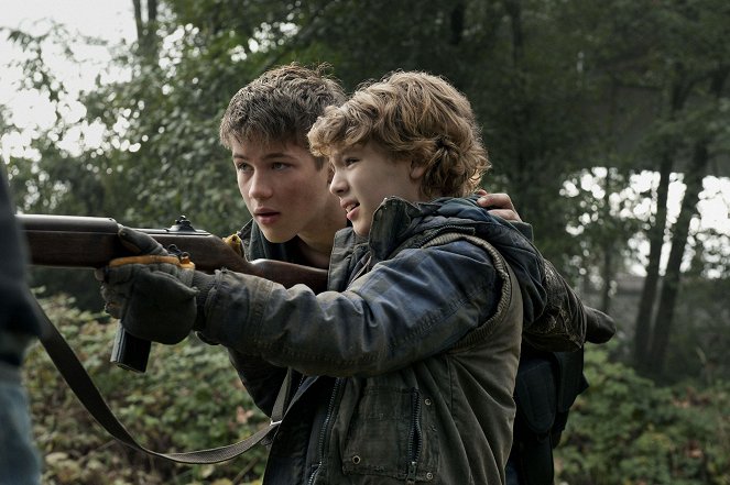 Falling Skies - Worlds Apart - Photos - Connor Jessup, Maxim Knight