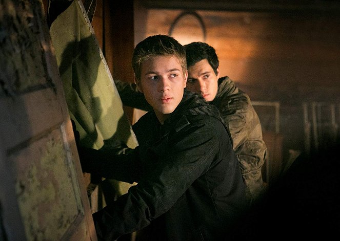 Falling Skies - The Pickett Line - Photos - Connor Jessup, Drew Roy