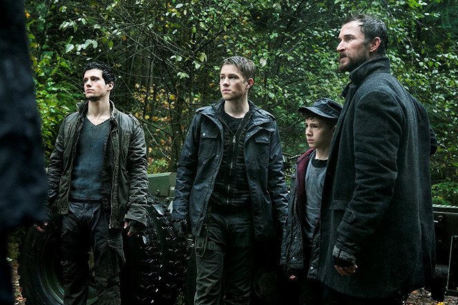 Falling Skies - The Pickett Line - Photos - Drew Roy, Connor Jessup, Maxim Knight, Noah Wyle