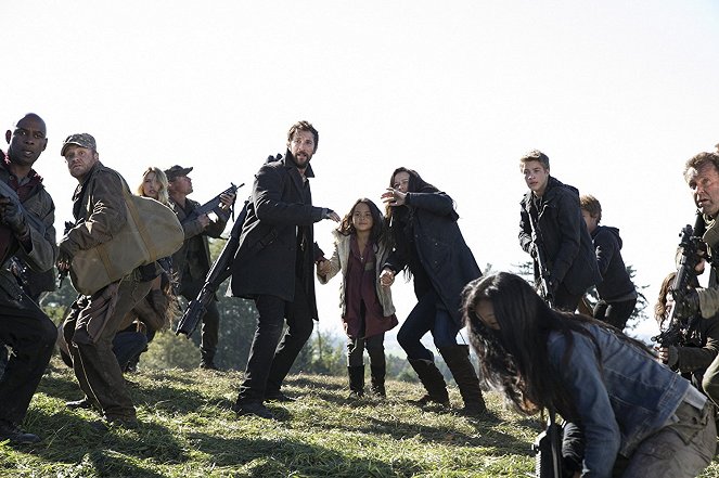 Falling Skies - Ghost in the Machine - Photos - Noah Wyle, Moon Bloodgood, Connor Jessup