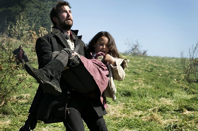 Falling Skies - Ghost in the Machine - Photos - Noah Wyle
