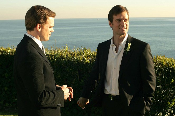 Six Feet Under - A Coat of White Primer - Photos - Michael C. Hall, Peter Krause
