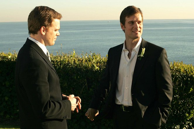 Six Feet Under - Season 5 - A Coat of White Primer - Photos - Michael C. Hall, Peter Krause