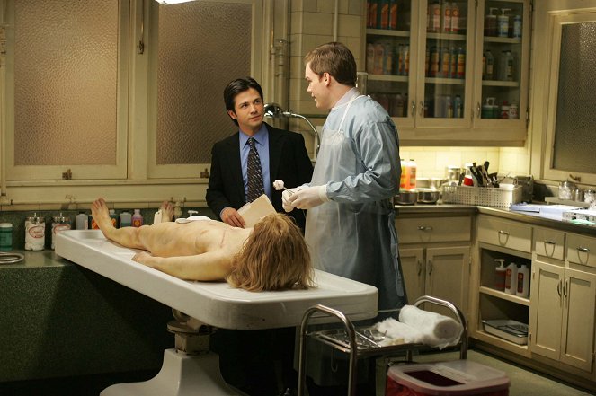 Six Feet Under - Season 5 - A Coat of White Primer - Photos - Freddy Rodríguez, Michael C. Hall