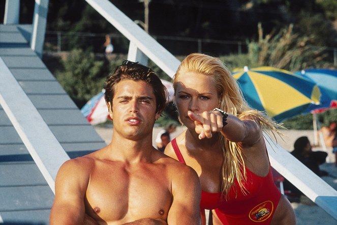 Los vigilantes de la playa - Season 5 - Livin' on the Fault Line: Part 1 - De la película - David Charvet, Pamela Anderson
