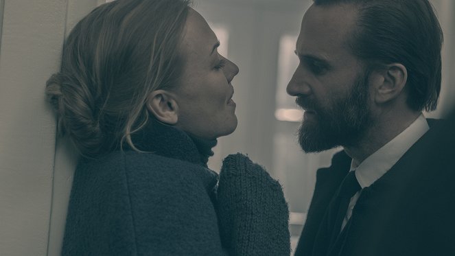 The Handmaid's Tale - Holly - Kuvat elokuvasta - Yvonne Strahovski, Joseph Fiennes