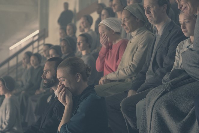 Příběh služebnice - Po porodu - Z filmu - Joseph Fiennes, Yvonne Strahovski, Elisabeth Moss, Amanda Brugel