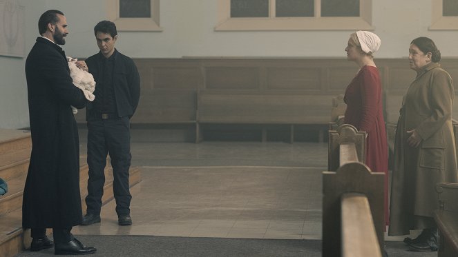 Opowieść podręcznej - Postpartum - Z filmu - Joseph Fiennes, Max Minghella, Elisabeth Moss, Ann Dowd