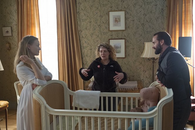 Příběh služebnice - Po porodu - Z natáčení - Yvonne Strahovski, Daina Reid, Joseph Fiennes