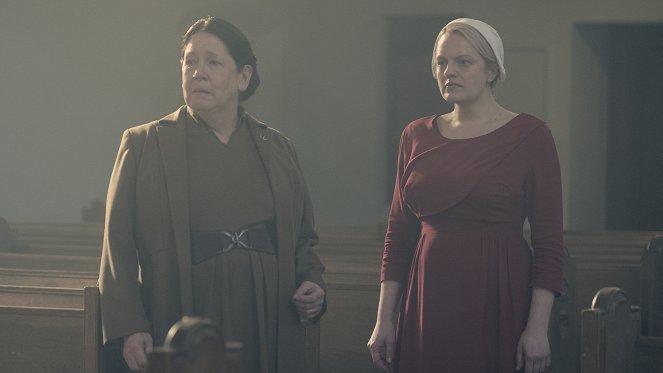 Příběh služebnice - Po porodu - Z filmu - Ann Dowd, Elisabeth Moss