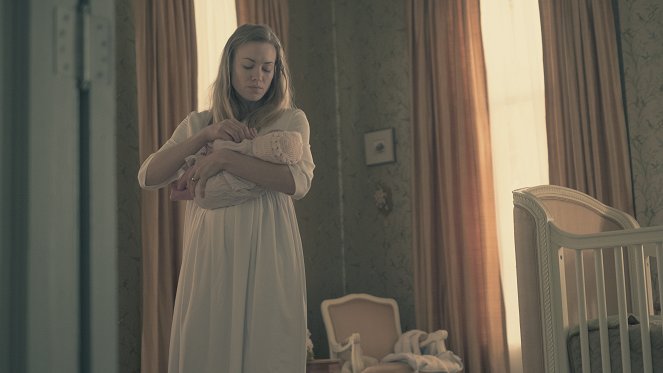 The Handmaid's Tale - Season 2 - Postpartum - Photos - Yvonne Strahovski