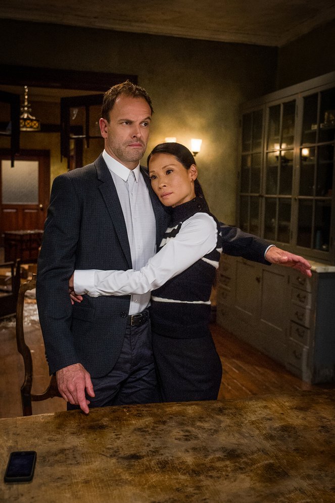 Elementary - An Infinite Capacity for Taking Pains - Photos - Jonny Lee Miller, Lucy Liu