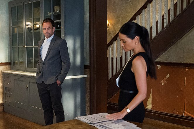 Elementary - An Infinite Capacity for Taking Pains - Photos - Jonny Lee Miller, Lucy Liu