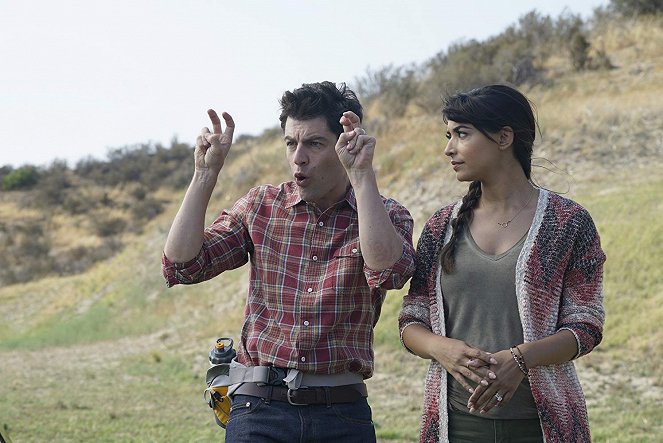 New Girl - Single and Sufficient - Photos - Max Greenfield, Hannah Simone