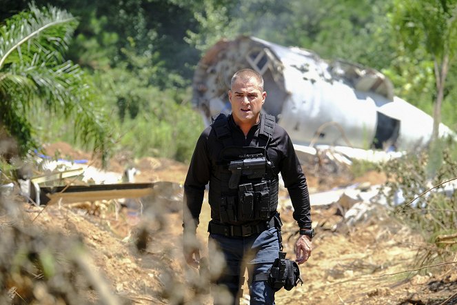 MacGyver - Skull + Electromagnet - Photos - George Eads