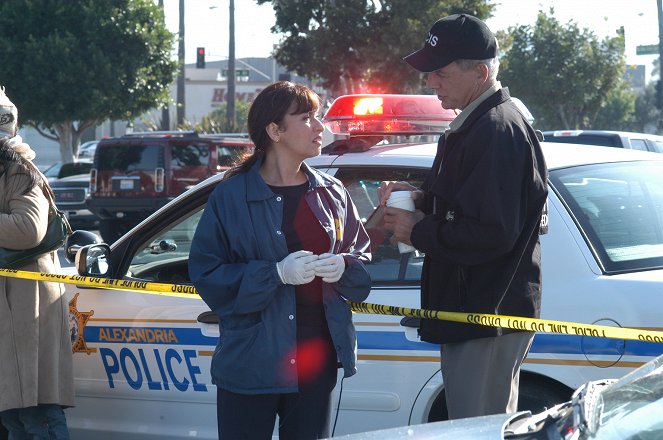 Agenci NCIS - Ostatni urlop - Z filmu - Elizabeth Peña, Mark Harmon