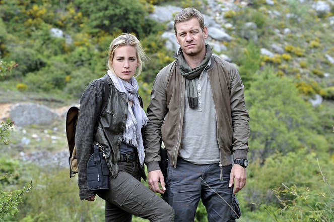 Covert Affairs - Brink Of The Clouds - Photos - Piper Perabo, Nic Bishop