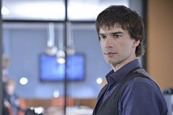 Covert Affairs - Brink Of The Clouds - Photos - Christopher Gorham